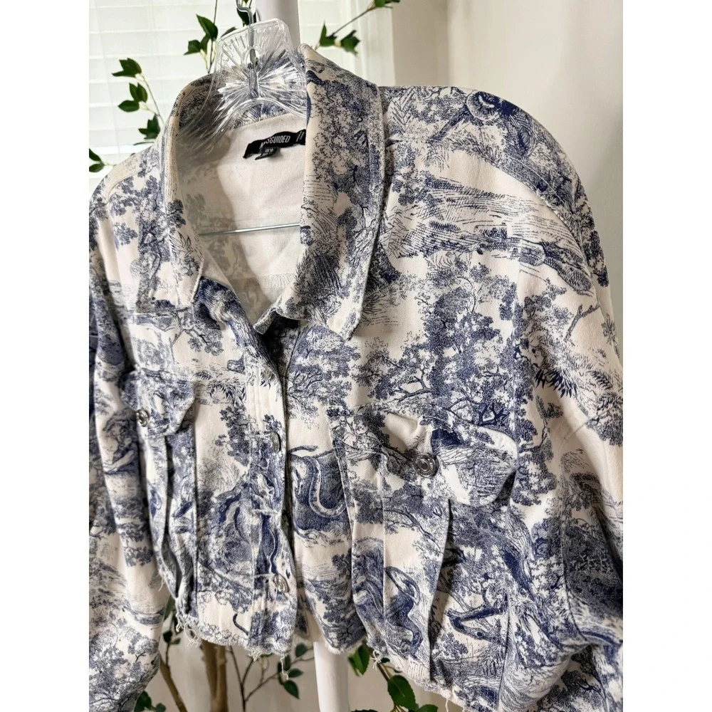 Missguided Toile de Jouy Cropped Denim Jacket Blue White Raw Hem Womens US 6 - Picture 4 of 6